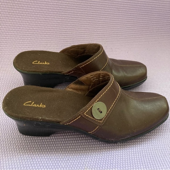 Clarks Brown Leather Split Toe Mules Button Accent Heels Shoes Womens 9M - Picture 1 of 7